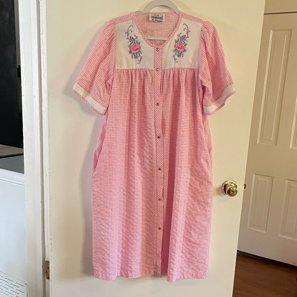 Vintage Crowntuft Pink Embroidered housedress with pearl snaps & pockets - Picture 1 of 1